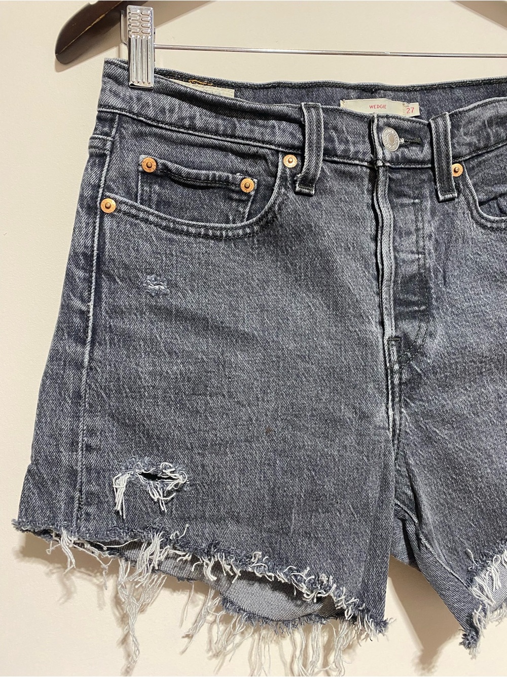 Levi’s Wedgie Denim Jean Shorts Black Big E Premium Button Fly Frayed Size 27 - Picture 2 of 10